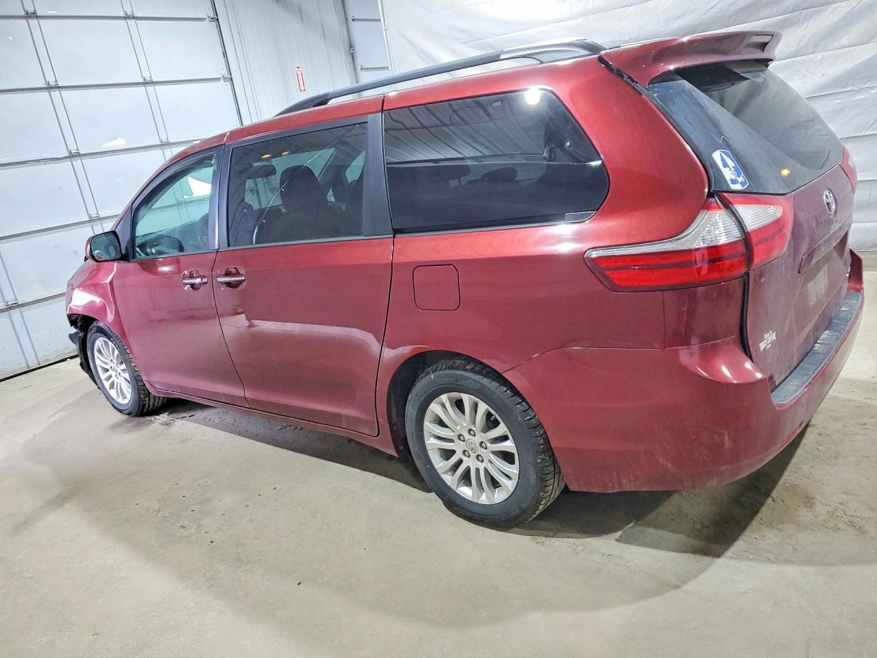 2016 Toyota Sienna Xle 8-Passenger - Фото 2
