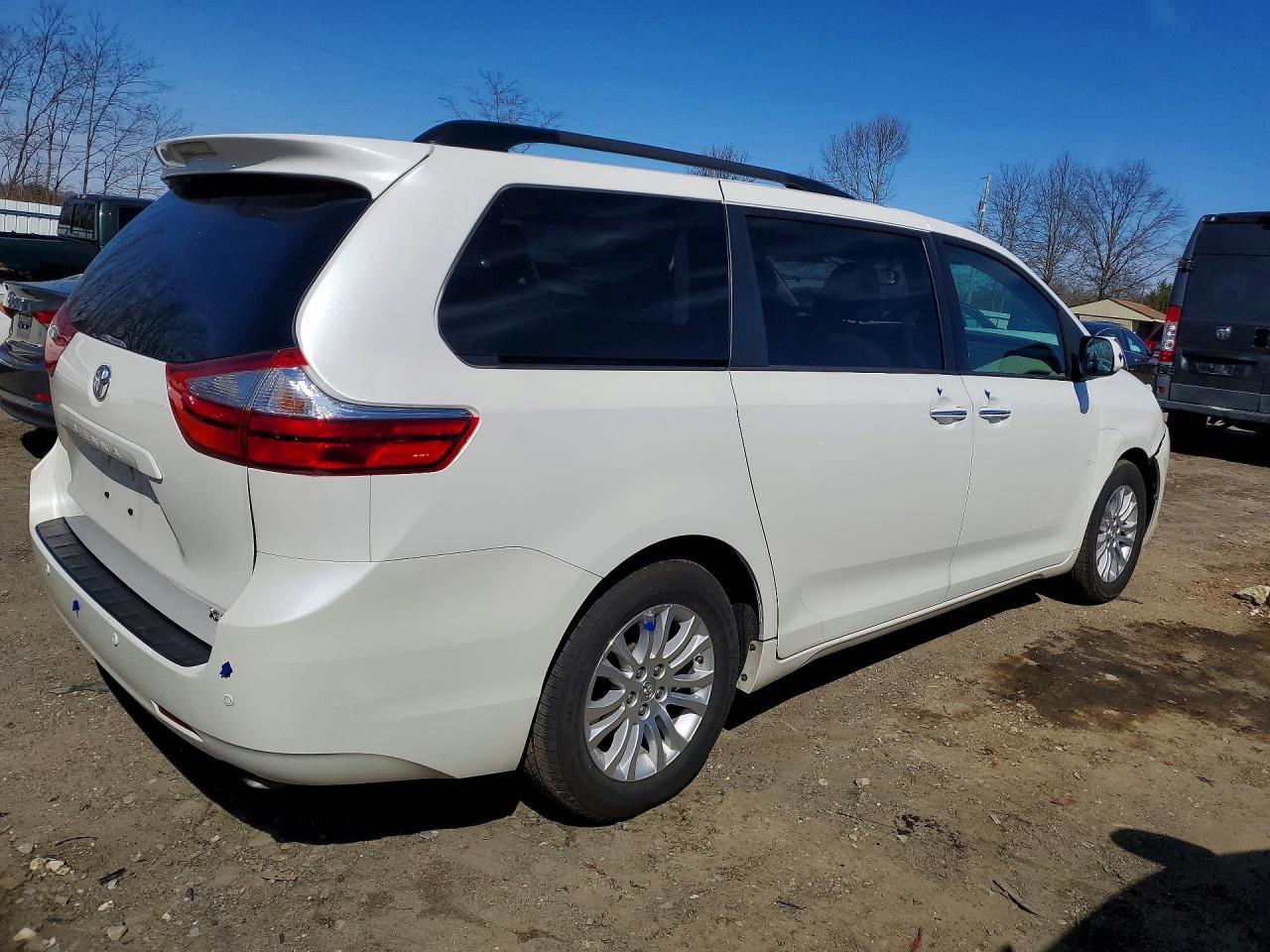 2017 Toyota Sienna Xle Premium 8-Passenger - Фото 3
