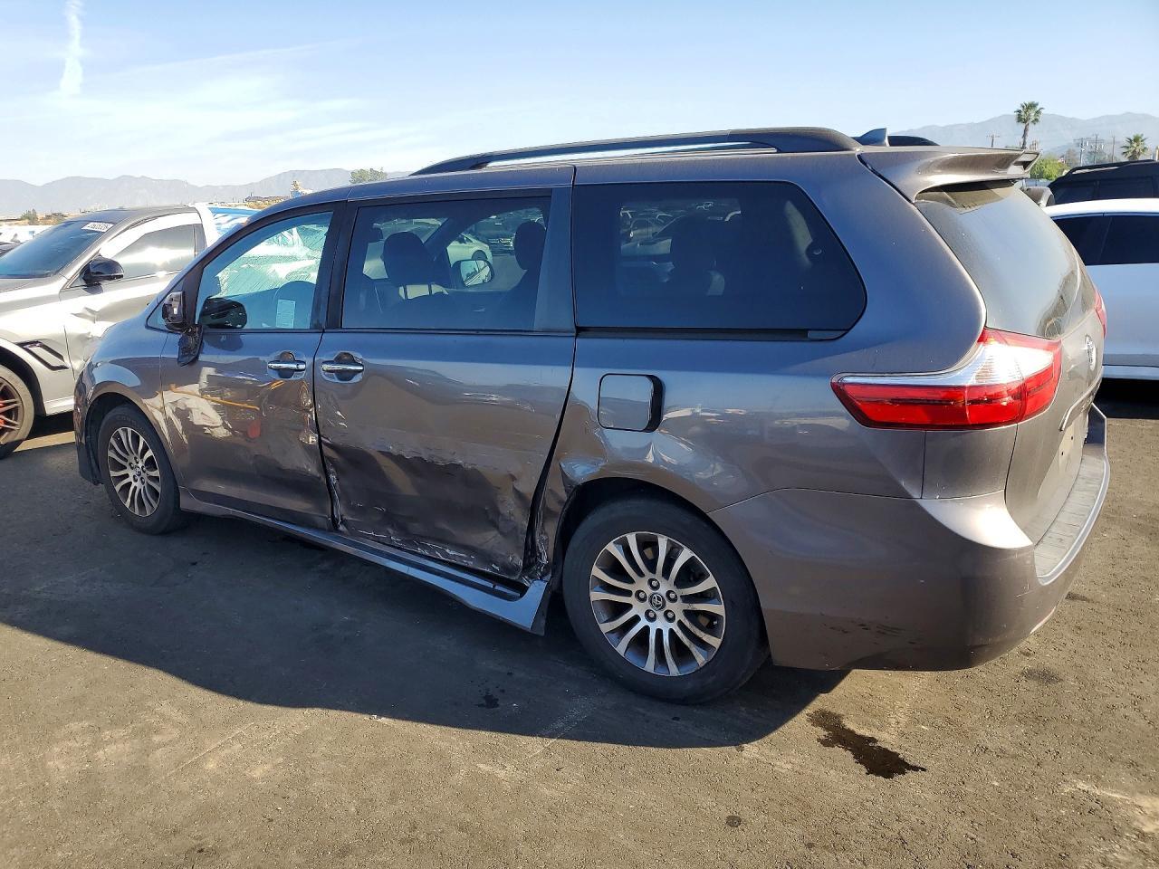 2019 Toyota Sienna Xle 8-Passenger - Image 2