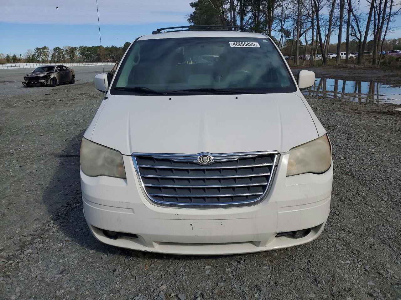 2010 Chrysler Town & Country Touring - Image 5