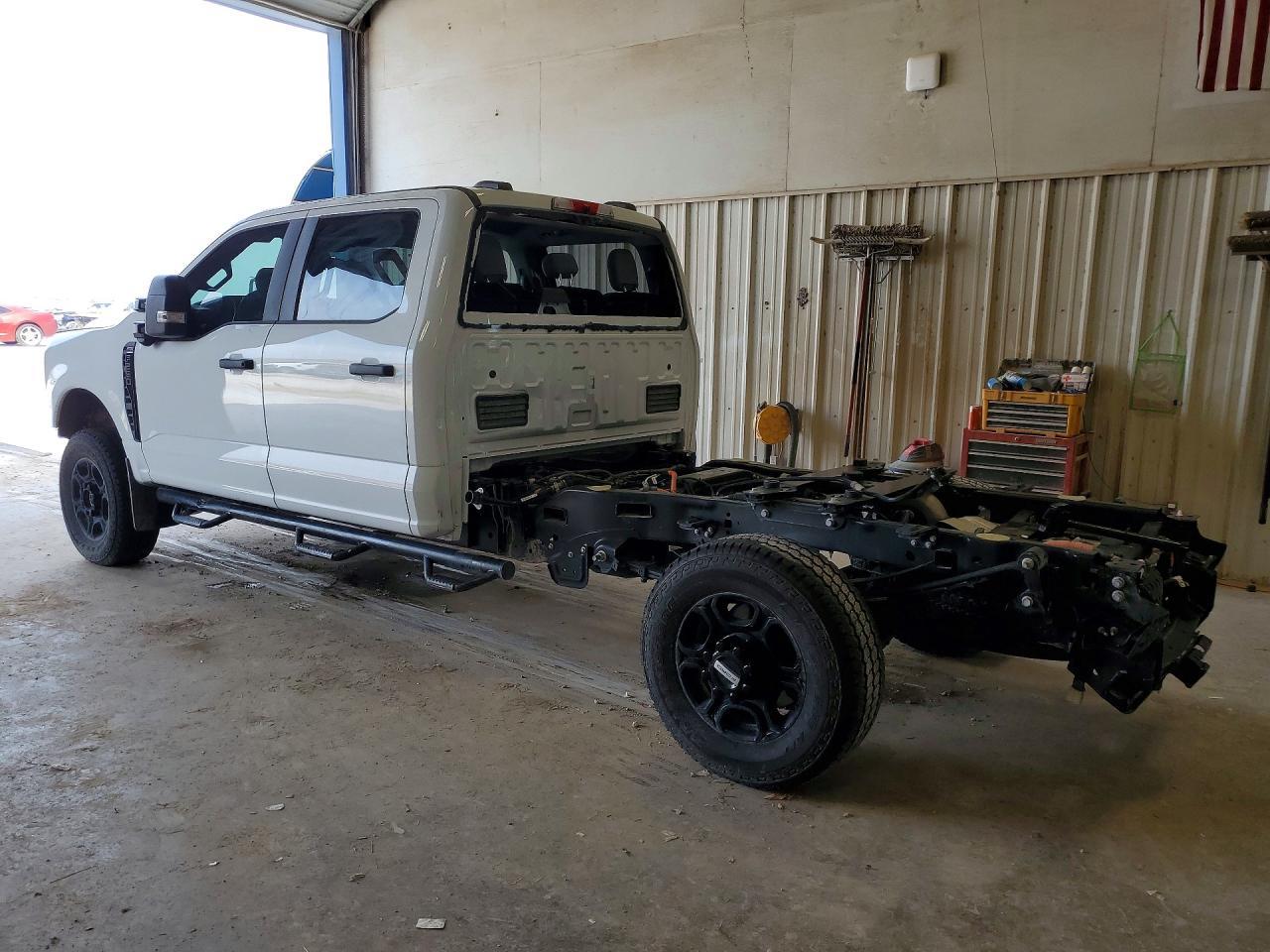 2025 Ford F250 Super Duty - Фото 2
