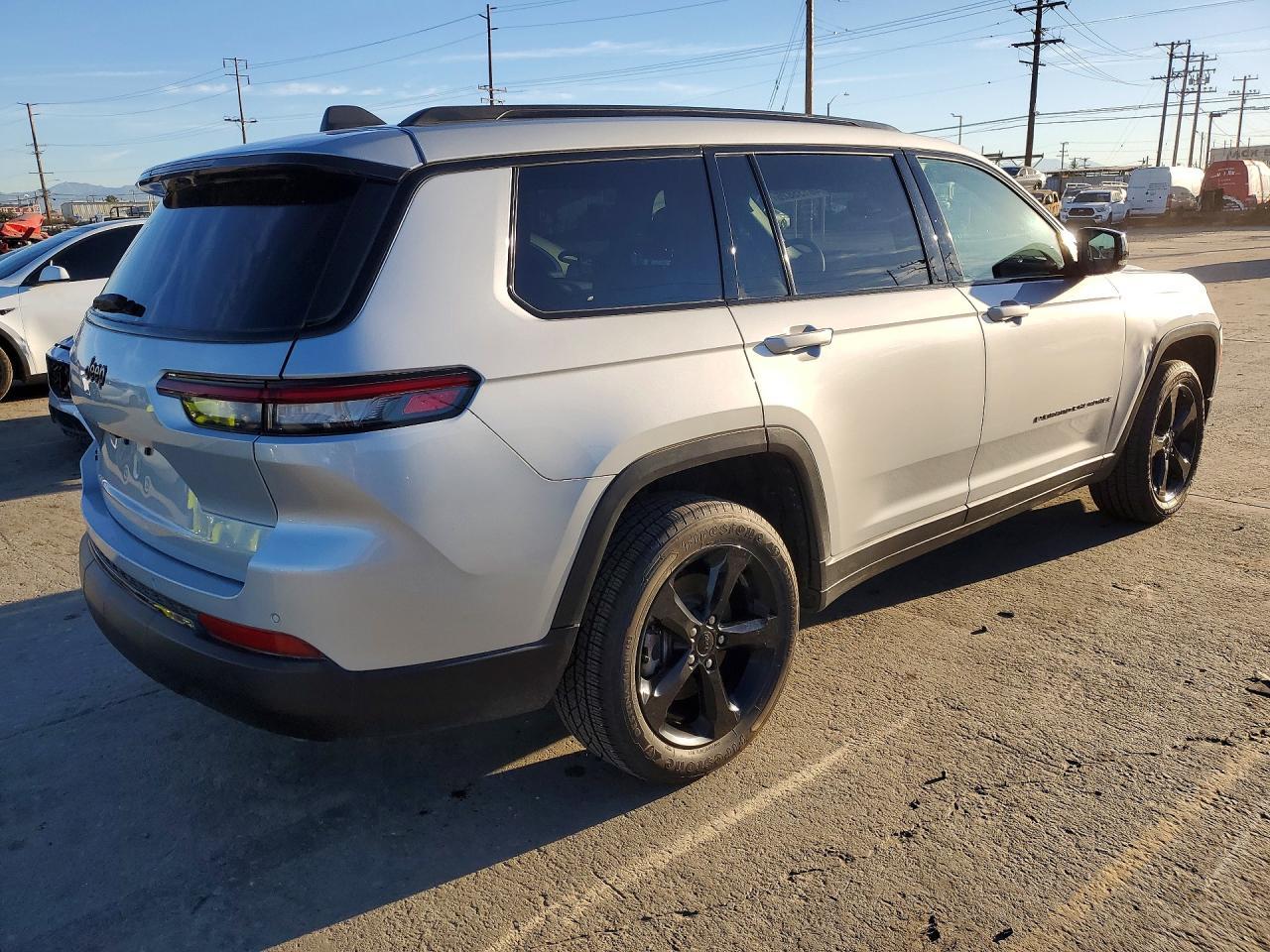 2023 Jeep Grand Cherokee L Laredo - Image 3