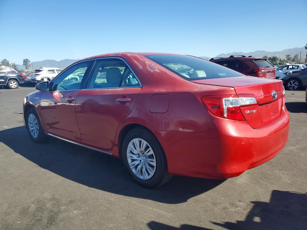 2014 Toyota Camry Hybrid Le - Image 2