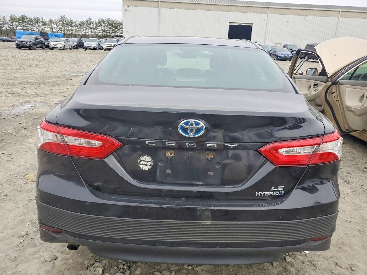 2018 Toyota Camry Hybrid Le - Image 6