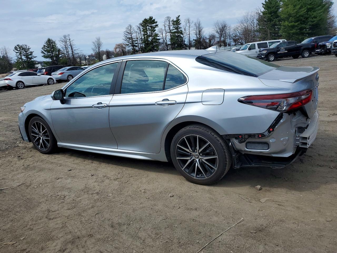2022 Toyota Camry Se - Image 2