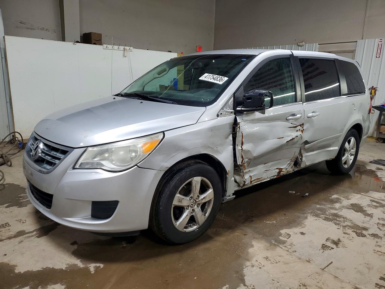 2010 Volkswagen Routan Se