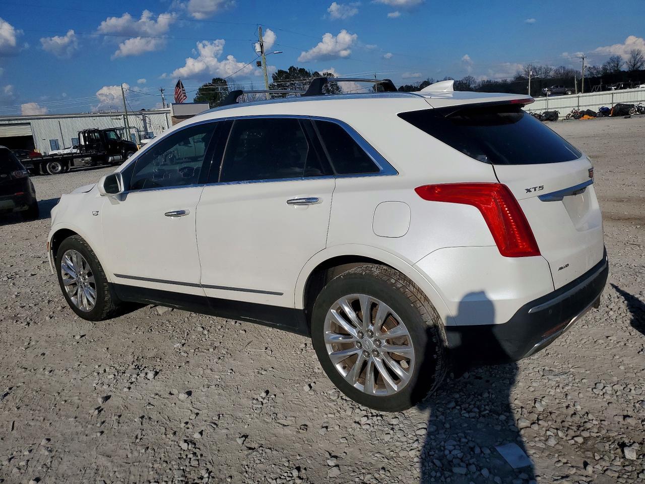 2017 Cadillac Xt5 Platinum - Image 2