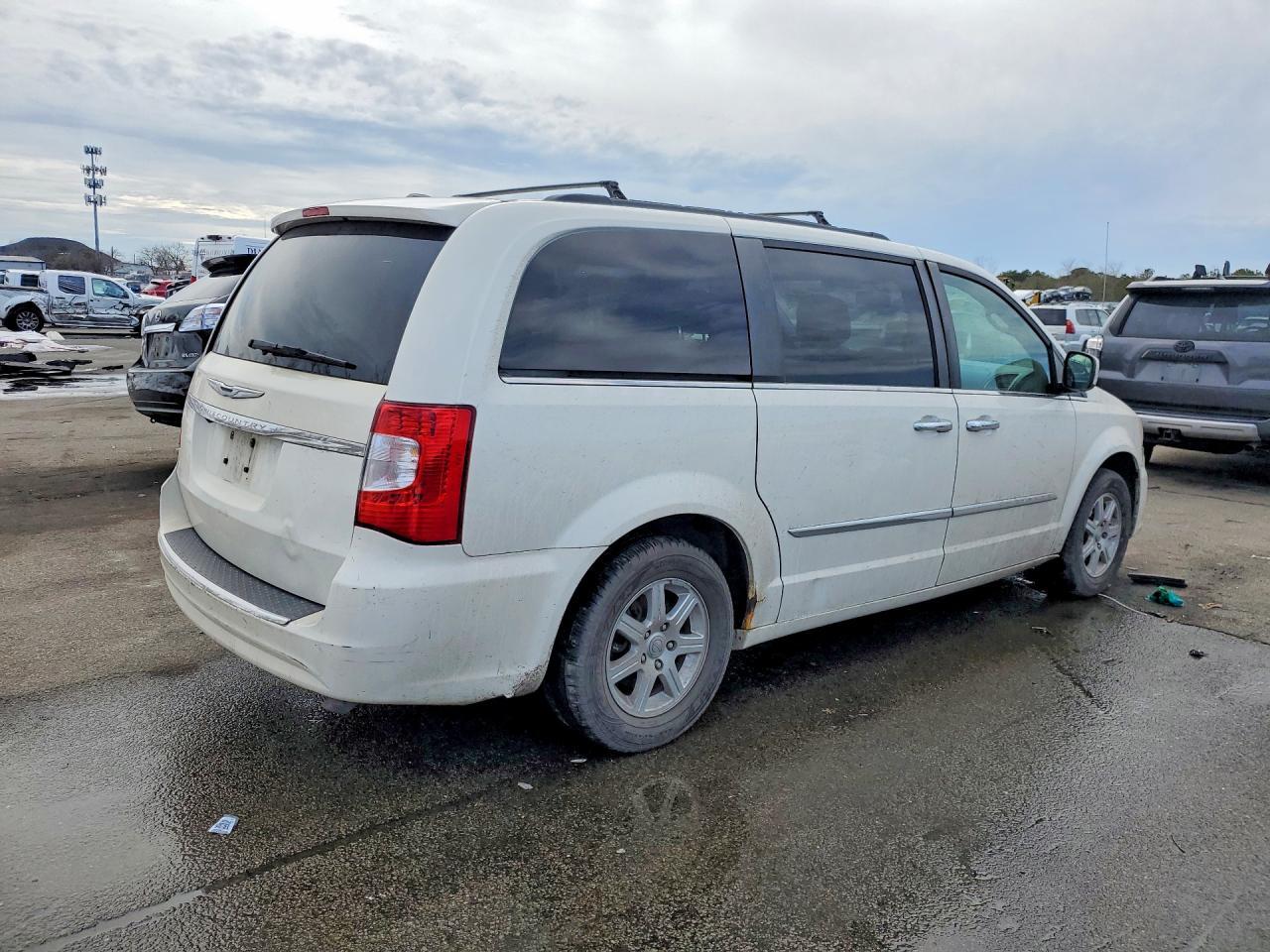 2011 Chrysler Town & Country Touring - Фото 3