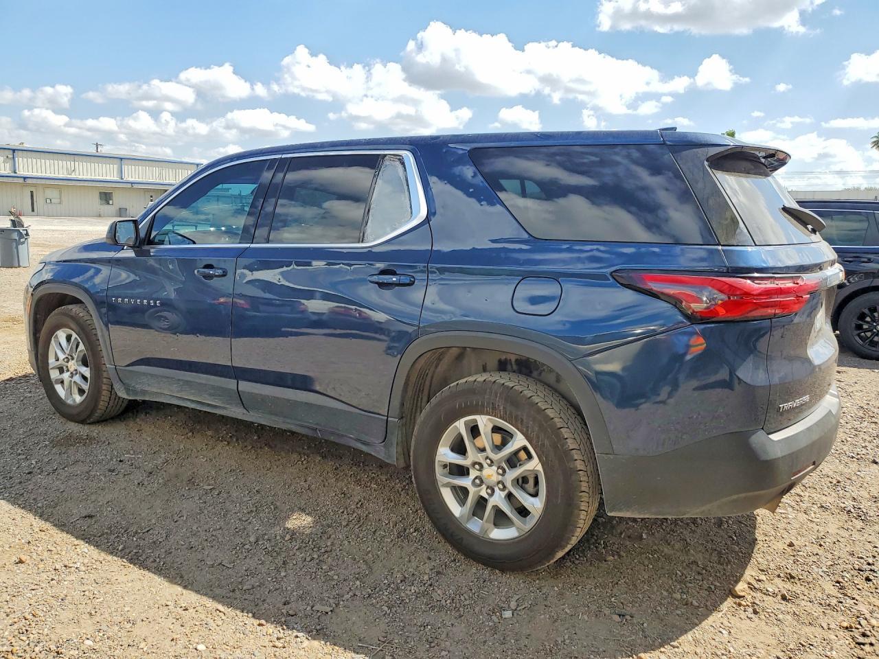 2023 Chevrolet Traverse Ls - Фото 2