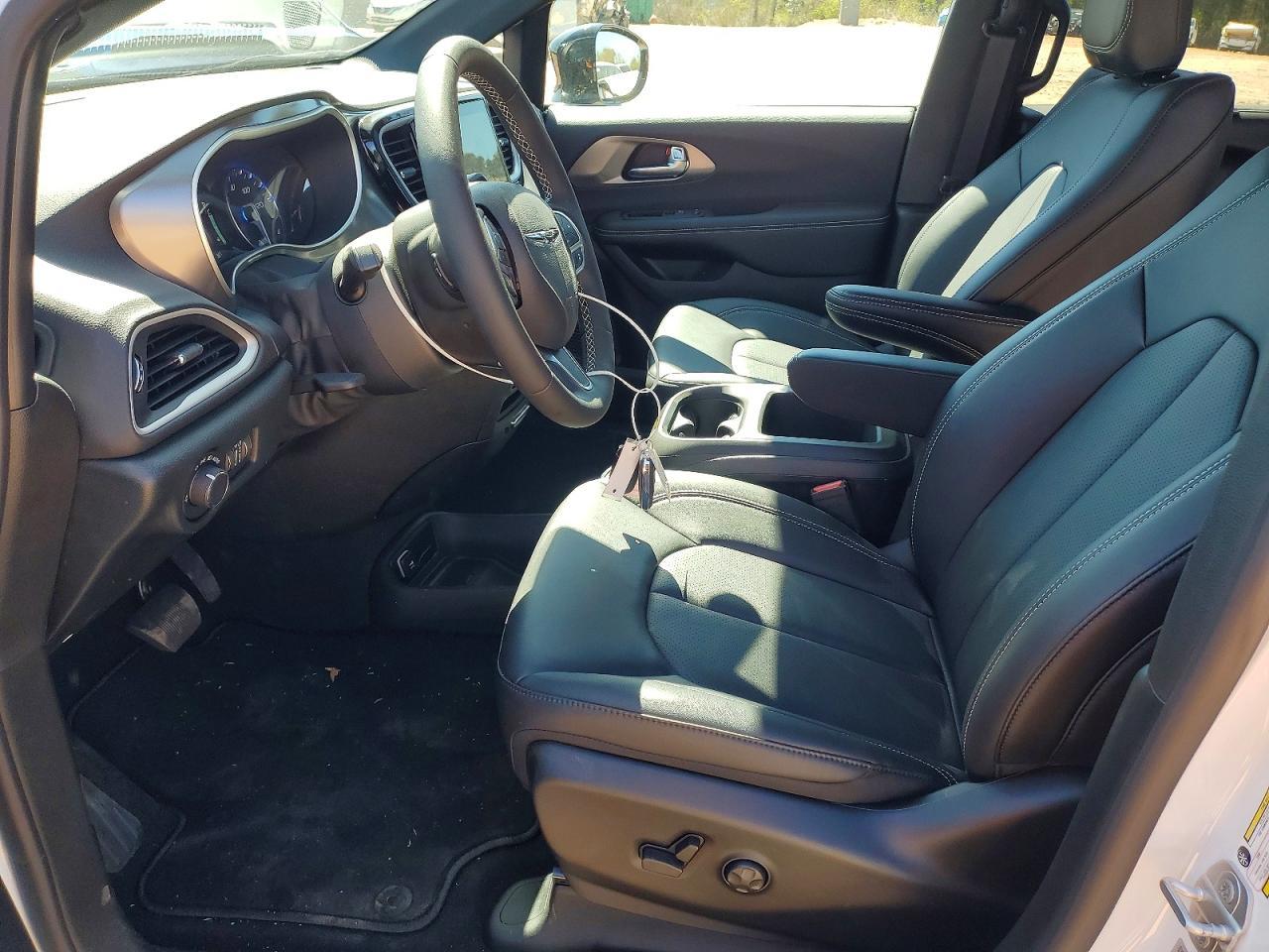 2025 Chrysler Voyager Lx - Фото 7