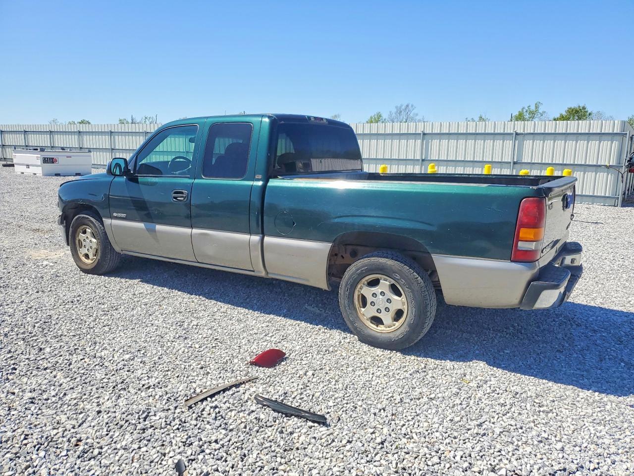 2001 Chevrolet Silverado C1500 - Image 2