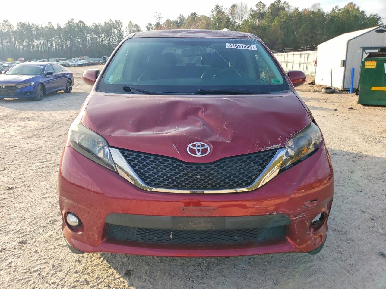 2013 Toyota Sienna Se 8-Passenger - Image 5