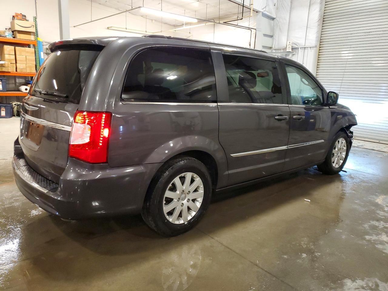 2016 Chrysler Town & Country Touring - Фото 3
