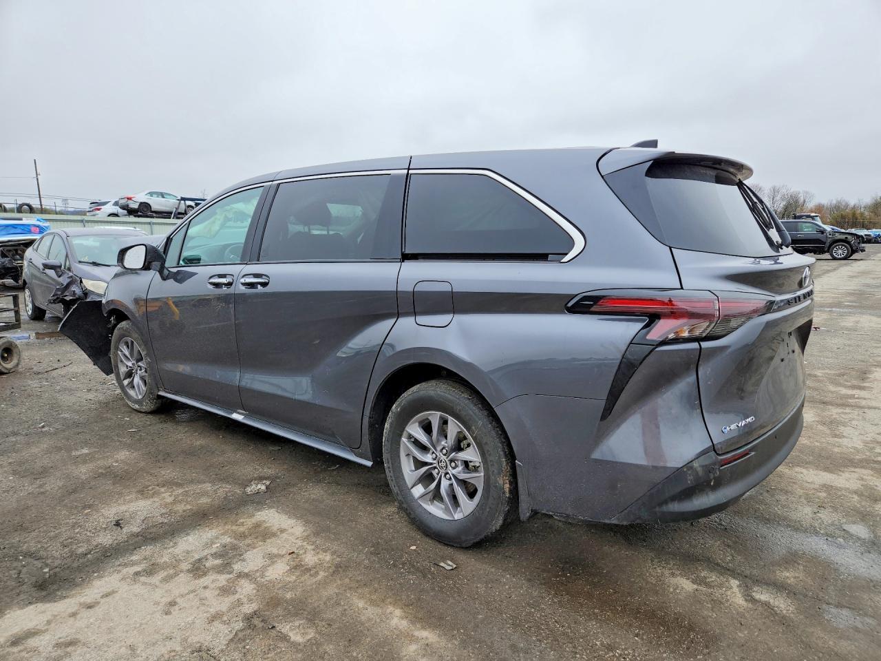 2025 Toyota Sienna Xle 7-Passenger - Image 2