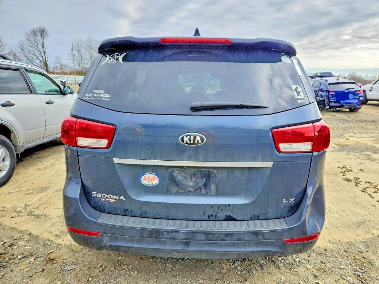 2017 Kia Sedona Lx - Image 6