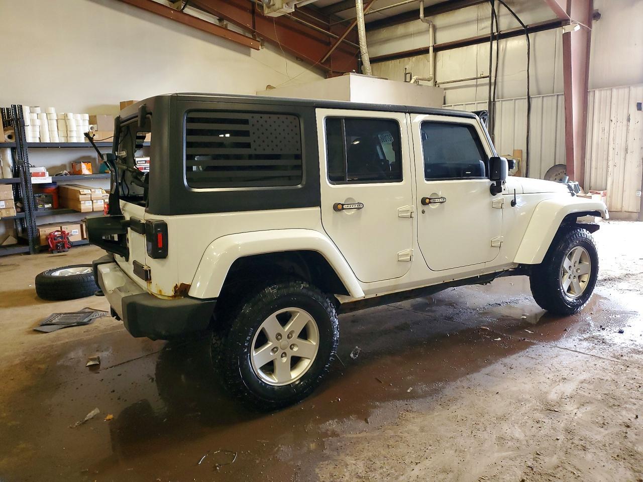2014 Jeep Wrangler Unlimited Sahara - Image 3