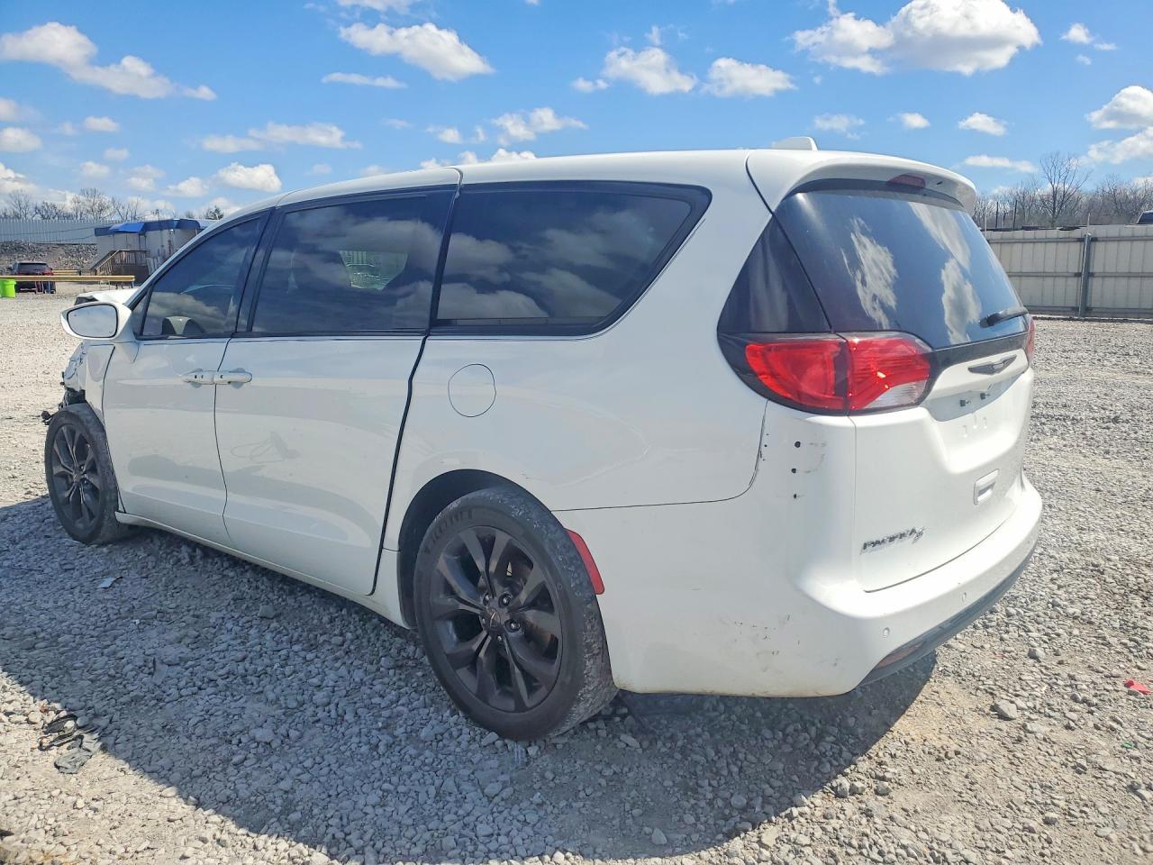 2018 Chrysler Pacifica Touring Plus - Image 2