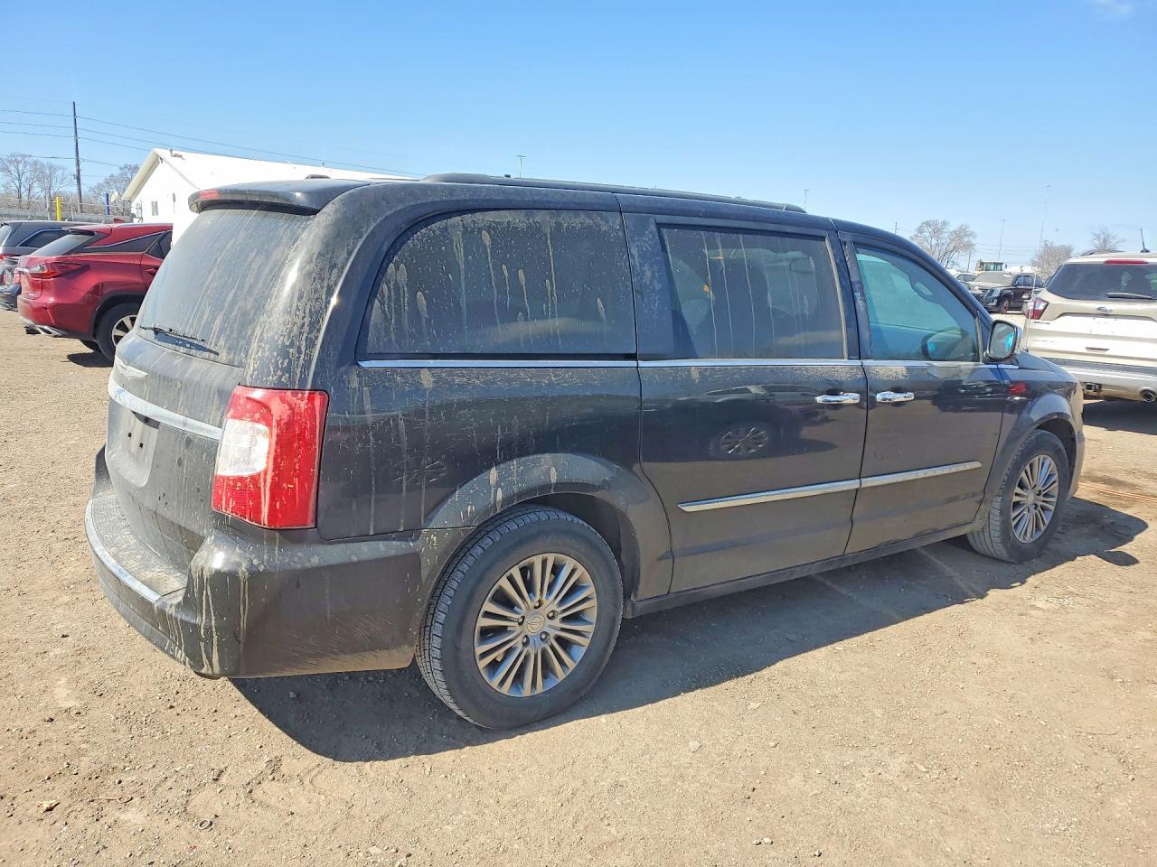 2014 Chrysler Town & Country Touring L - Фото 3