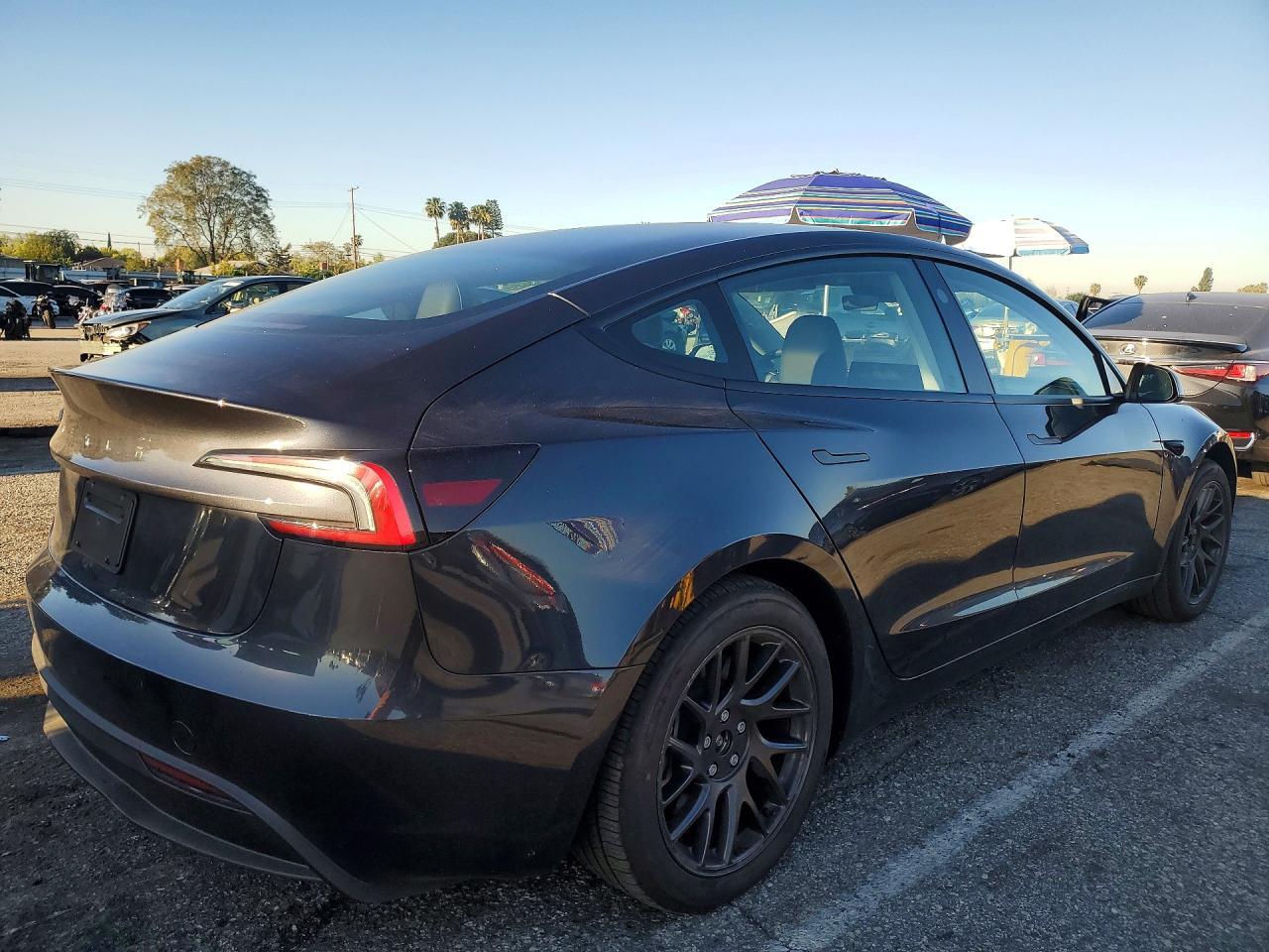 2025 Tesla Model 3 - Фото 3