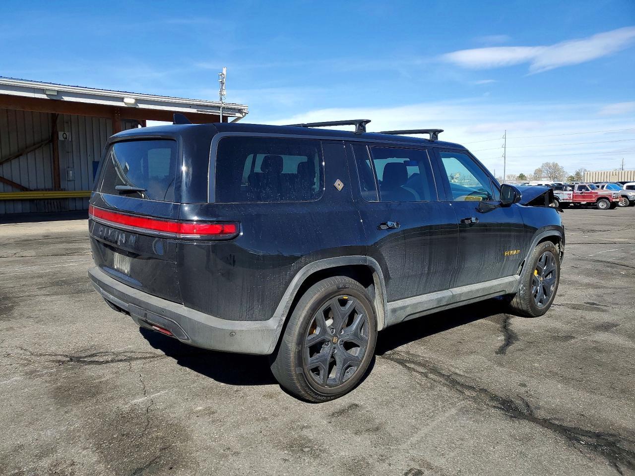 2025 Rivian R1S Premium - Фото 3