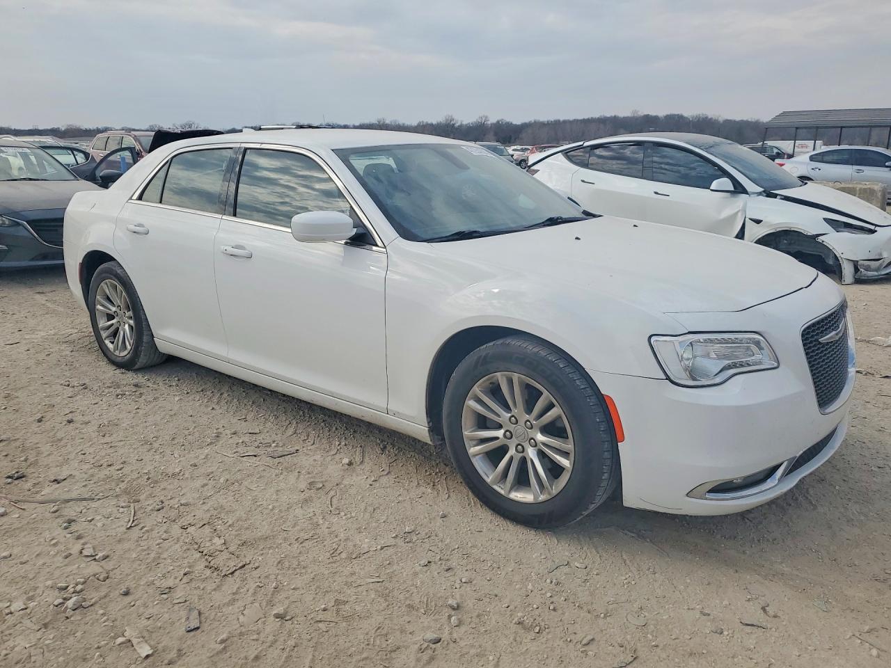 2019 Chrysler 300 Touring - Фото 4