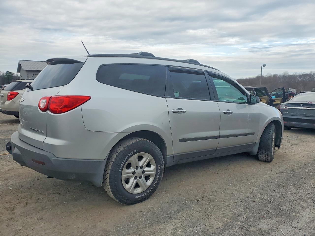 2011 Chevrolet Traverse Ls - Image 3