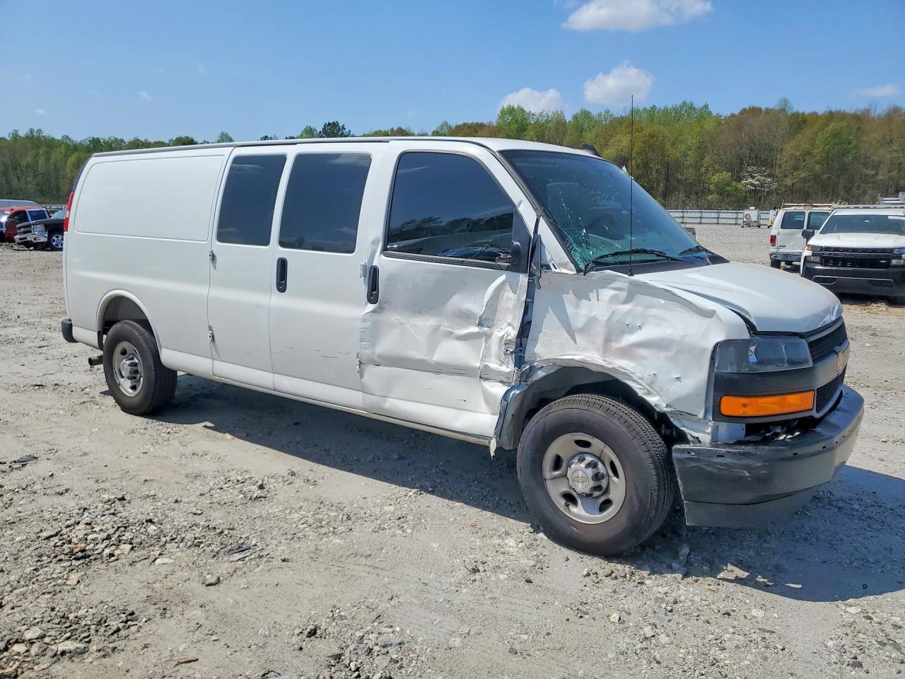 2025 Chevrolet Express 3500 Cargo Delivery Van - Фото 4