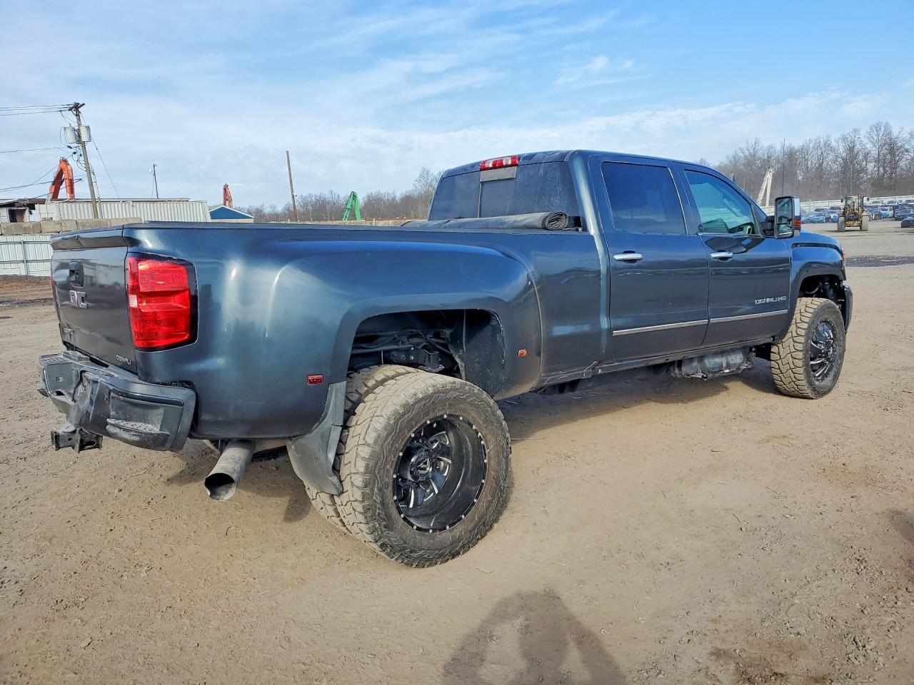 2019 GMC Sierra K3500 Denali - Image 3