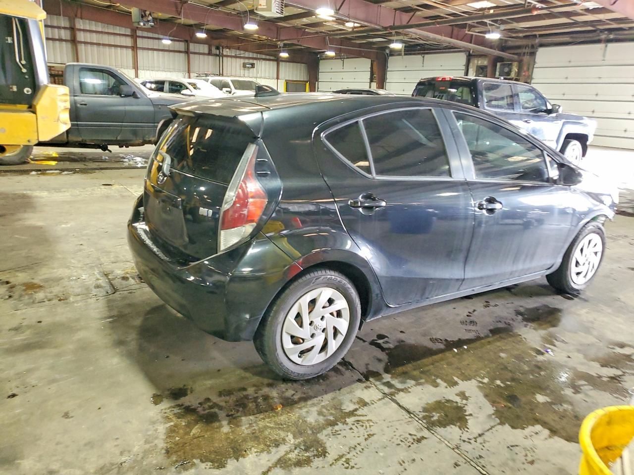 2016 Toyota Prius C Two - Фото 3