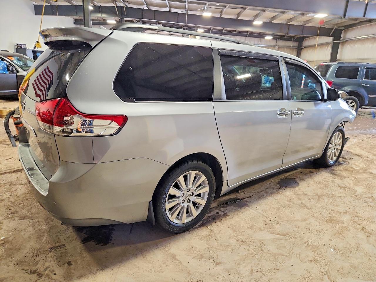 2011 Toyota Sienna Limited 7-Passenger - Фото 3