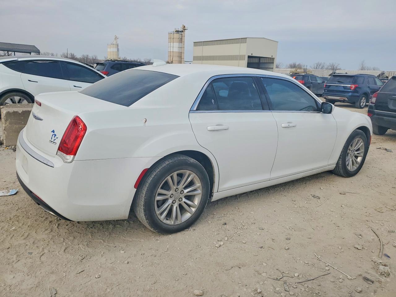 2019 Chrysler 300 Touring - Фото 3