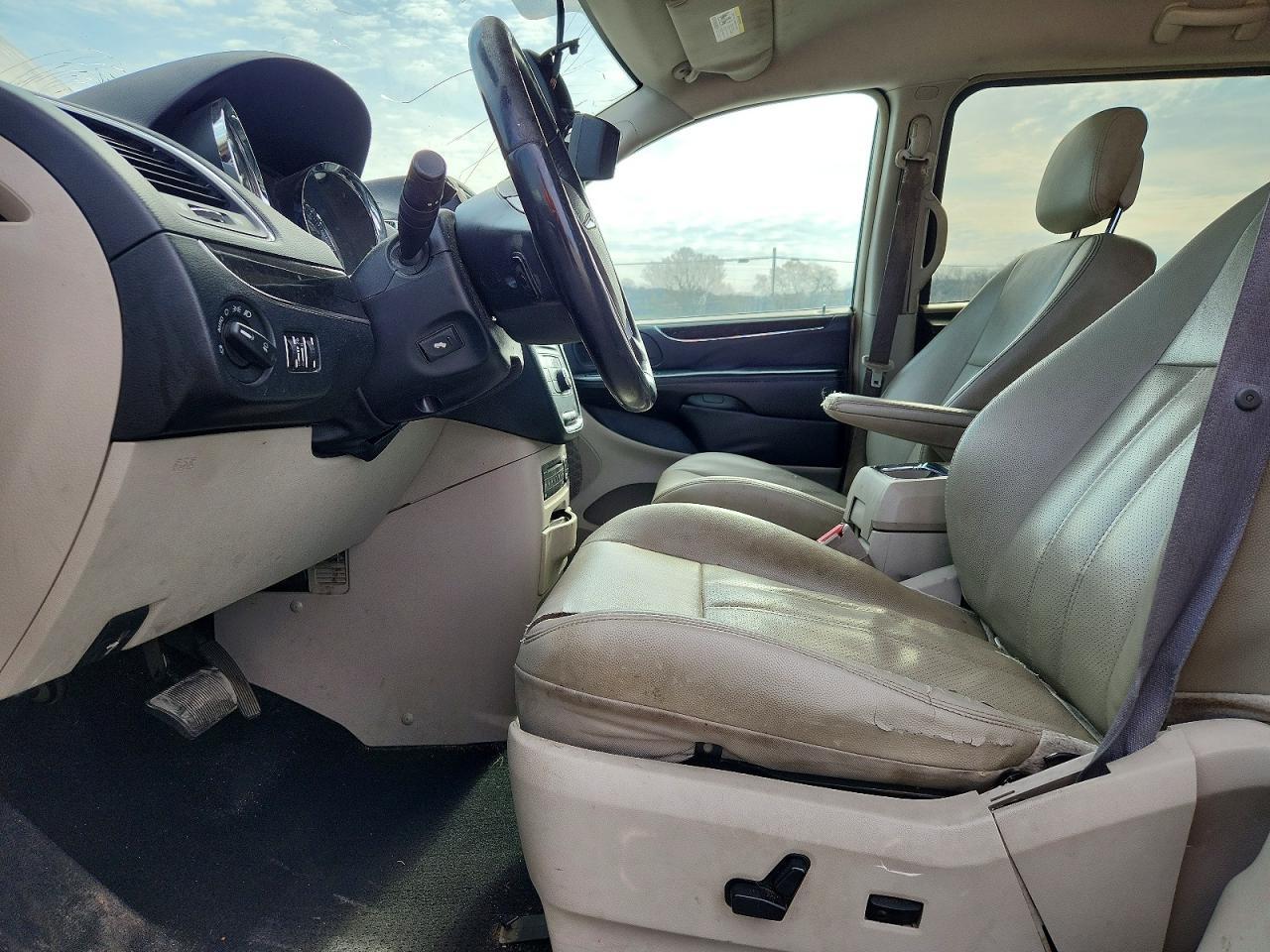 2012 Chrysler Town & Country Touring L - Image 7