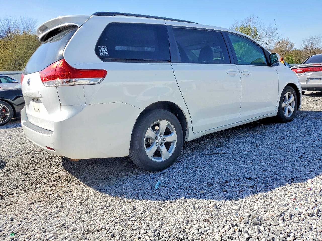 2012 Toyota Sienna Le 8-Passenger - Фото 3