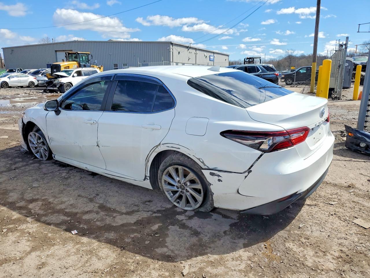 2021 Toyota Camry Le - Фото 2