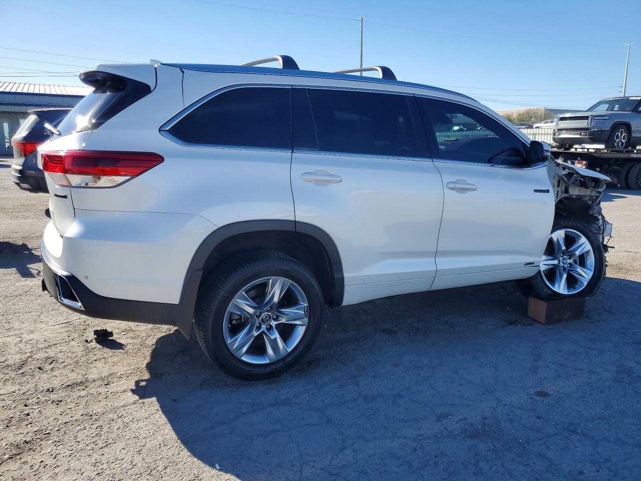 2019 Toyota Highlander Hybrid Limited - Image 3