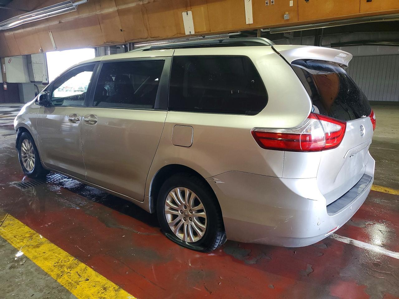 2015 Toyota Sienna Xle 8-Passenger - Фото 2