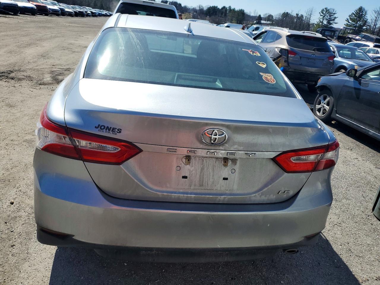 2020 Toyota Camry Le - Фото 6