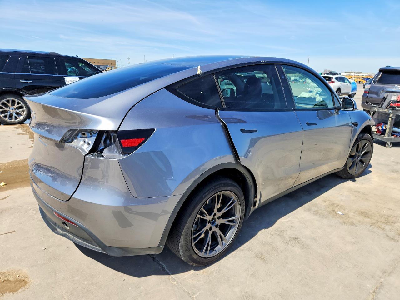 2025 Tesla Model Y - Фото 3