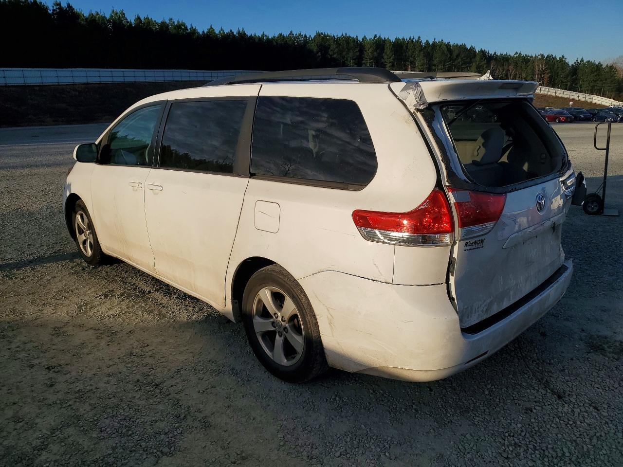 2013 Toyota Sienna Le - Фото 2
