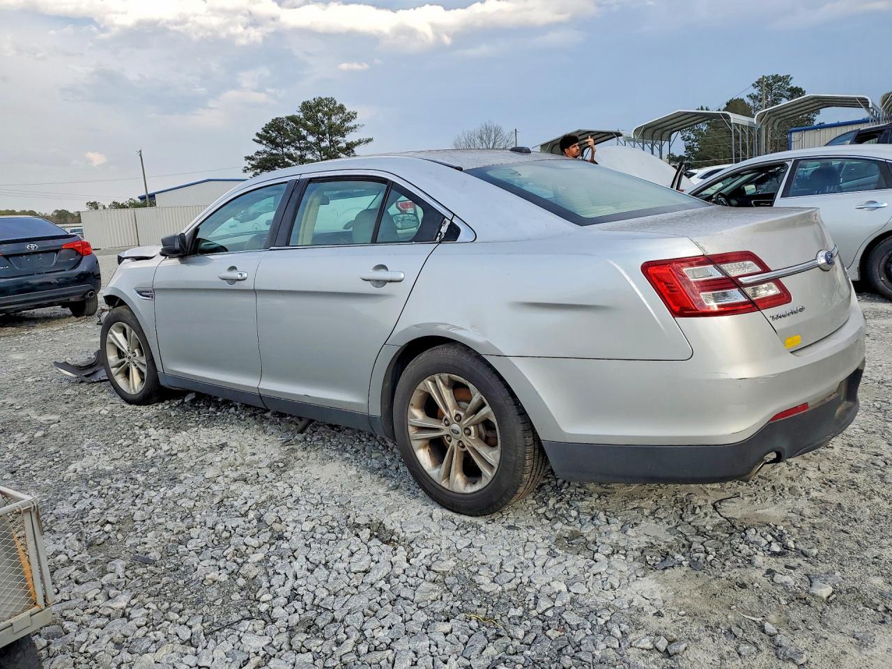 2015 Ford Taurus Se - Image 2