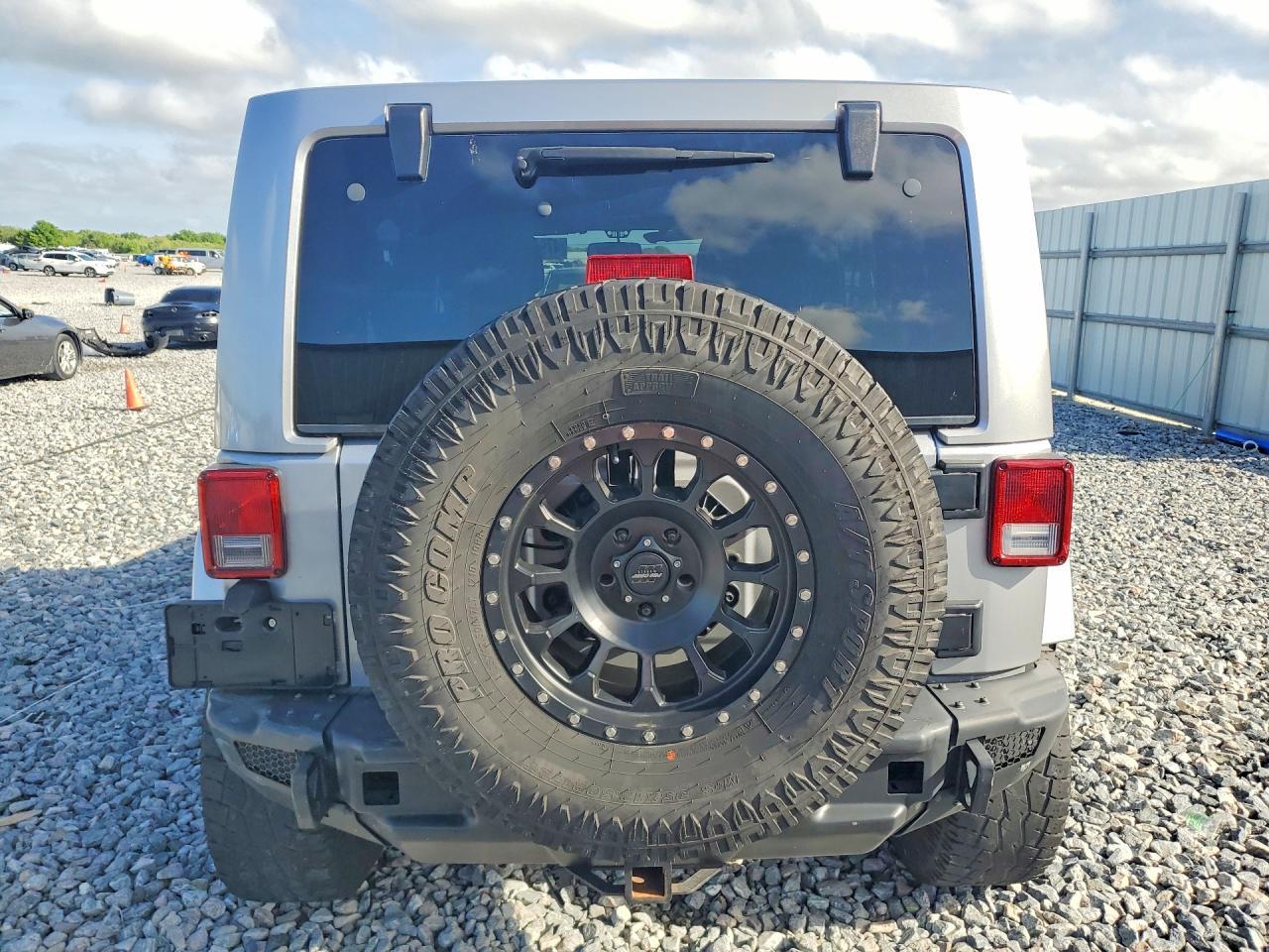 2013 Jeep Wrangler Unlimited Sahara - Фото 6