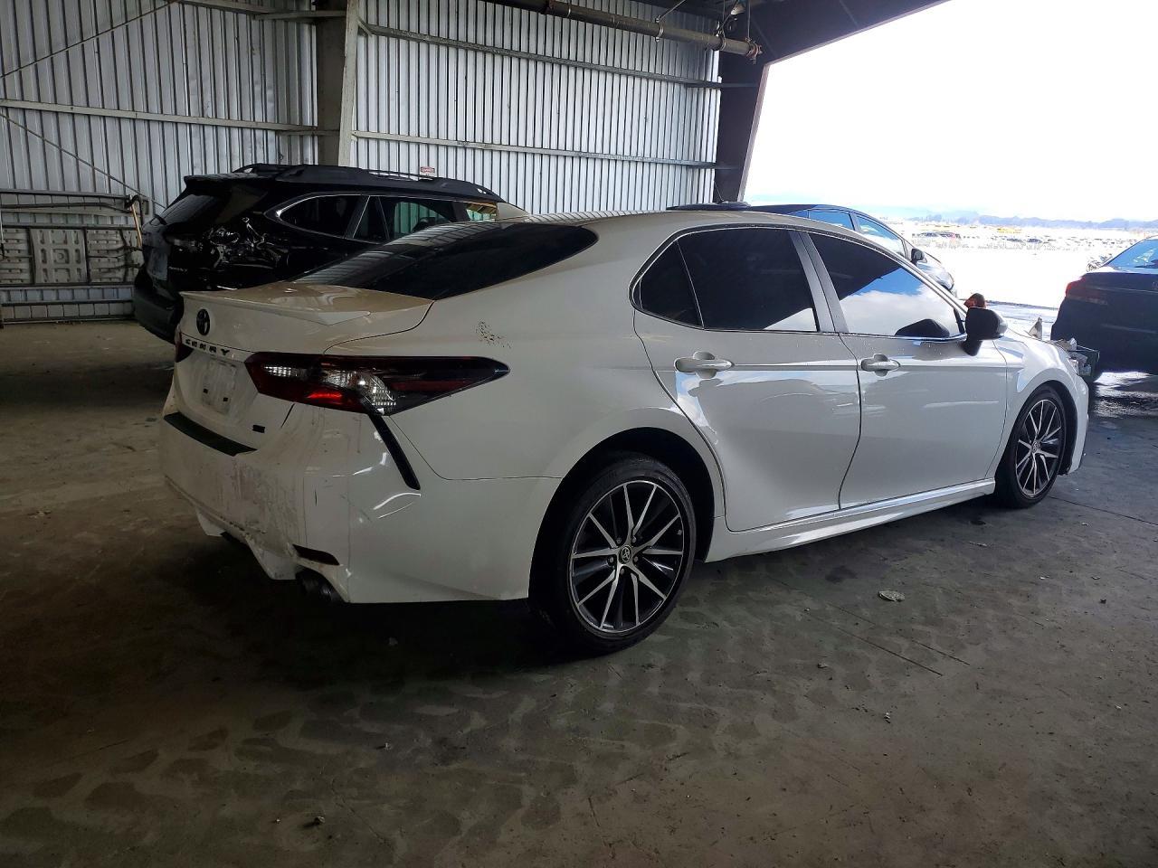 2024 Toyota Camry Se - Image 3