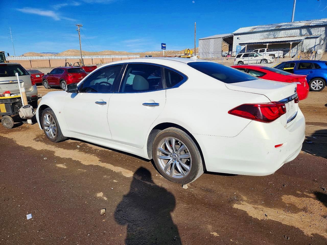2015 Infiniti Q70 3.7 - Image 2