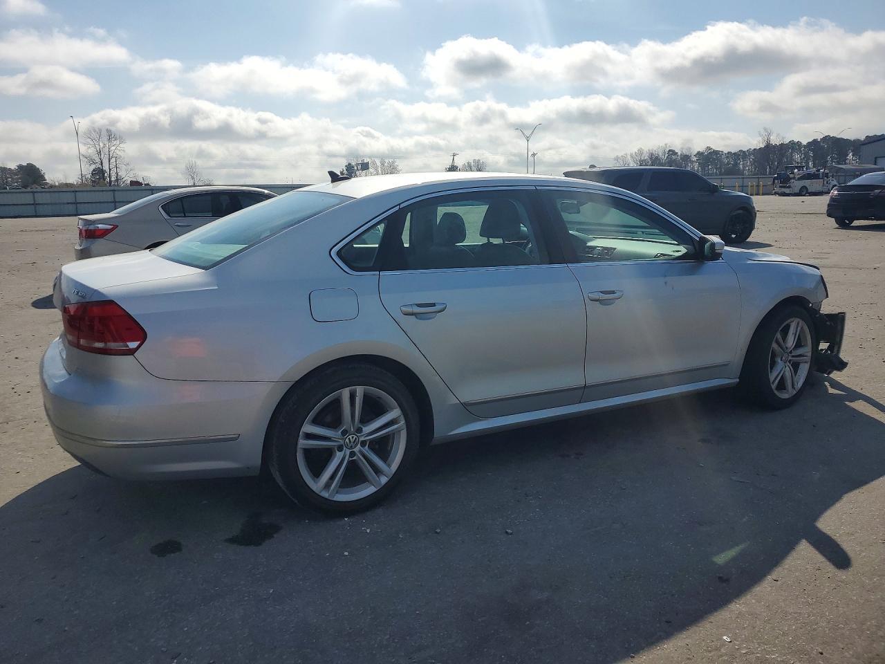 2014 Volkswagen Passat - Image 3