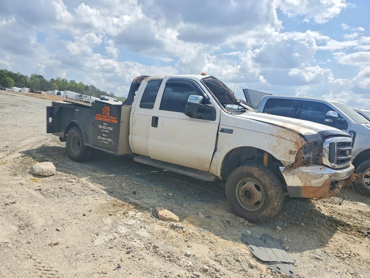 1999 Ford F350 Super Duty Flatbed Truck - Image 4