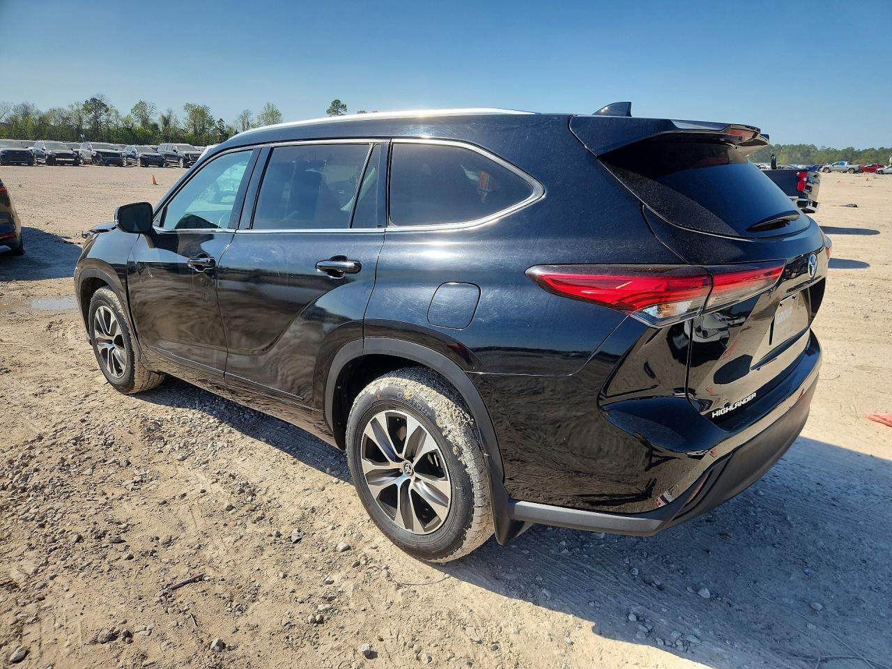 2021 Toyota Highlander Xle - Image 2