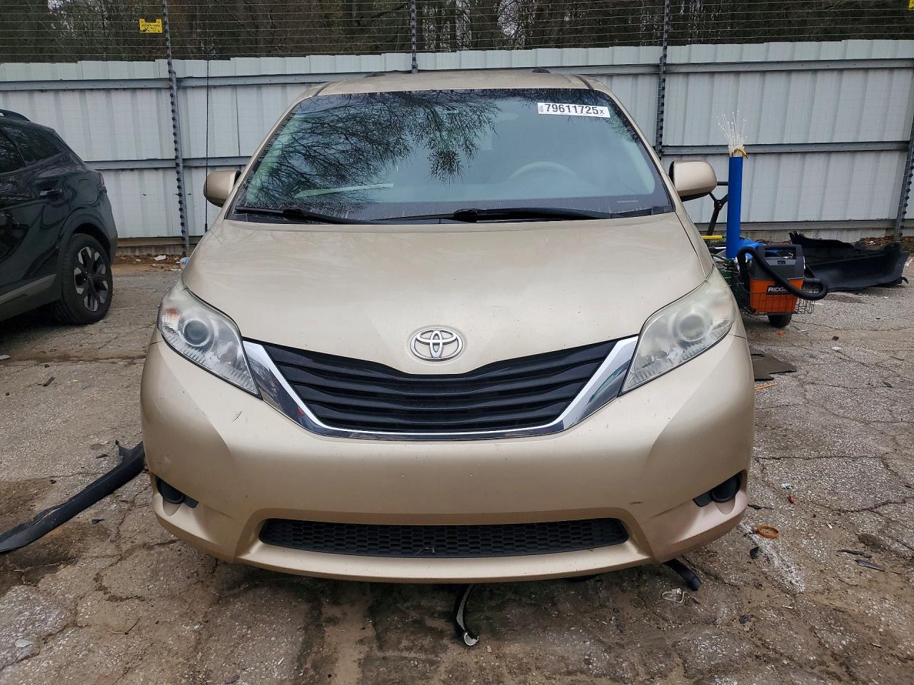 2014 Toyota Sienna Le 8-Passenger - Фото 5