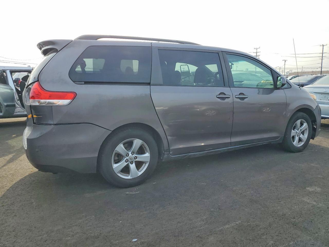 2011 Toyota Sienna Le 8-Passenger - Фото 3