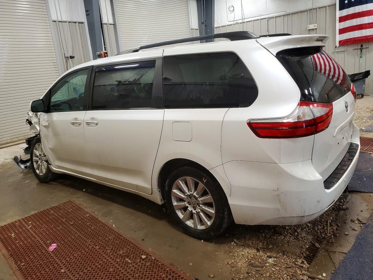 2015 Toyota Sienna Xle 7-Passenger - Image 2