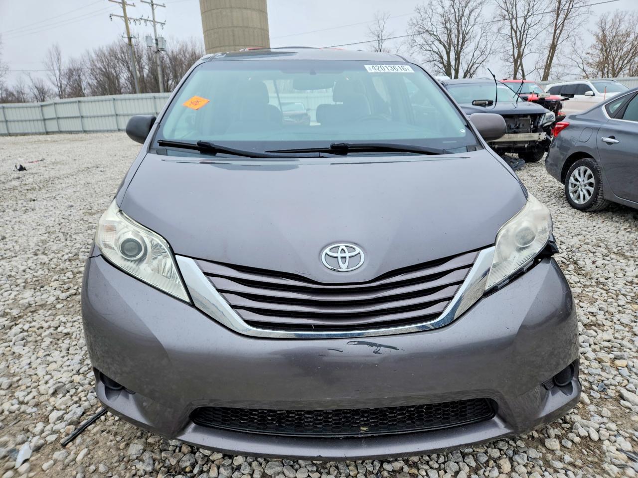2015 Toyota Sienna Le 8-Passenger - Фото 5